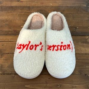 Taylor's Version Slippers White Swiftie
NWT Taylor Swift